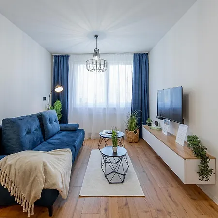 Uplne Novy Pri Auparku 1 , Center Pre 4 Osoby דירה *