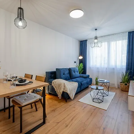 Uplne Novy Pri Auparku, Center Pre 4 Osoby Апартаменты *
