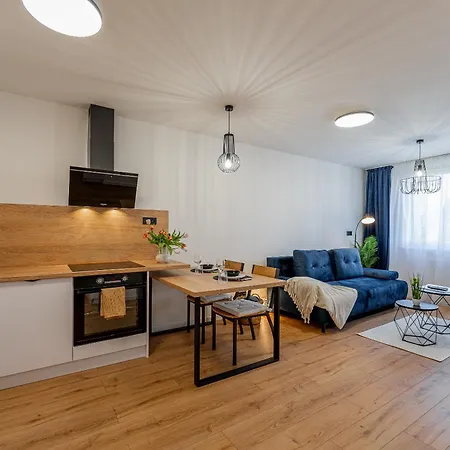 Uplne Novy Pri Auparku, Center Pre 4 Osoby
