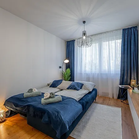Uplne Novy Pri Auparku 1 , Center Pre 4 Osoby דירה *